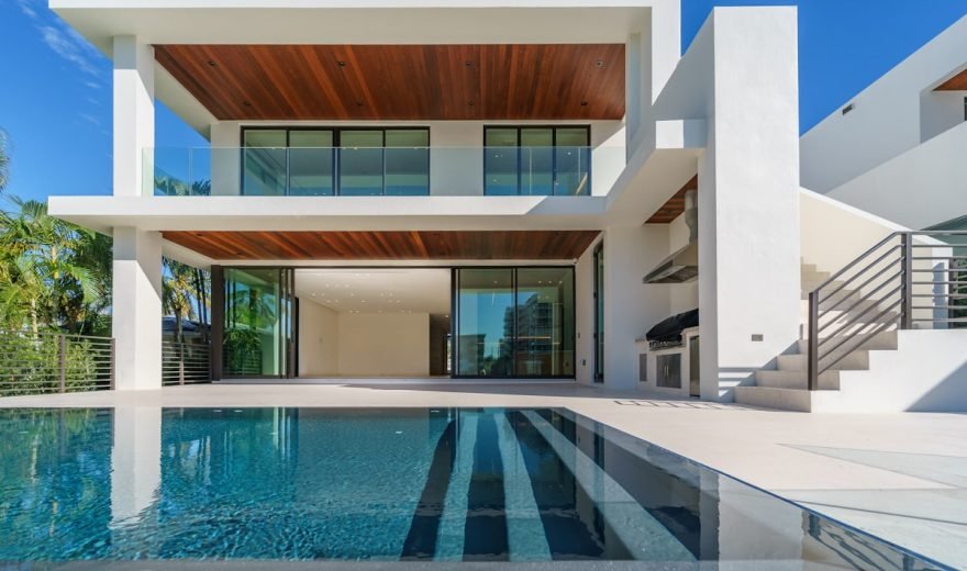 Vaos envidracados de grande dimensao numa habitacao contemporanea