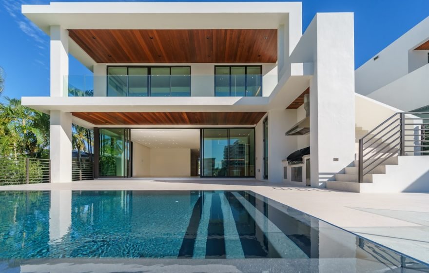 Vaos envidracados de grande dimensao numa habitacao contemporanea